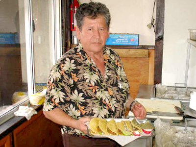 Don Arturo Olivares prepara tacos de cabeza en su Taqueria en Oakland.